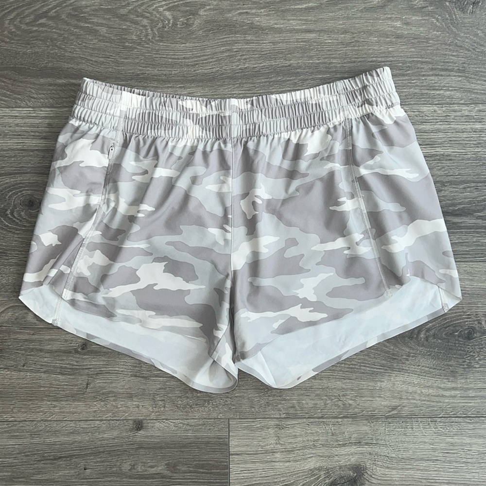 ATHLETA Hustle 3" Shorts Gray Taupe Camo Size Medium Mid-Rise Featherweight